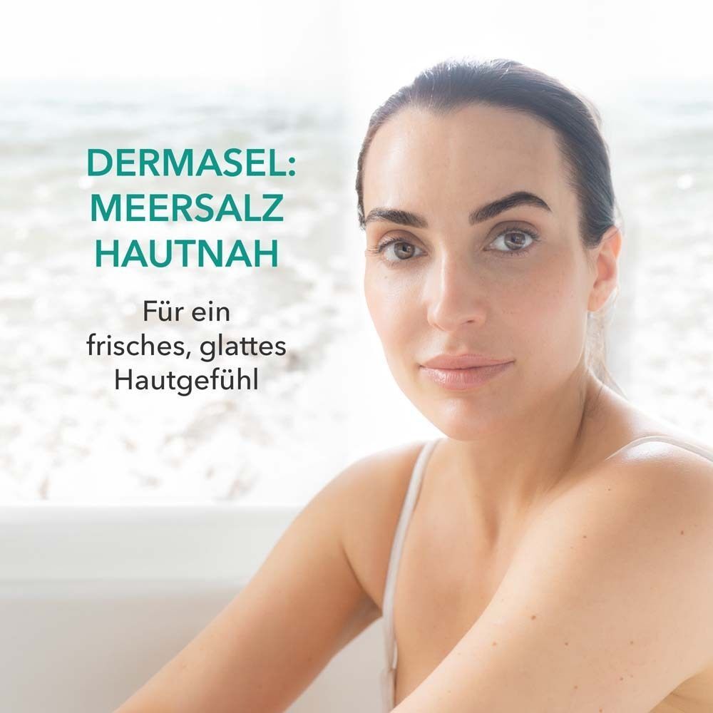 Frau im Badezimmer. Text: DERMASEL: Meersalz hautnah. Für ein frisches, glattes Hautgefühl.