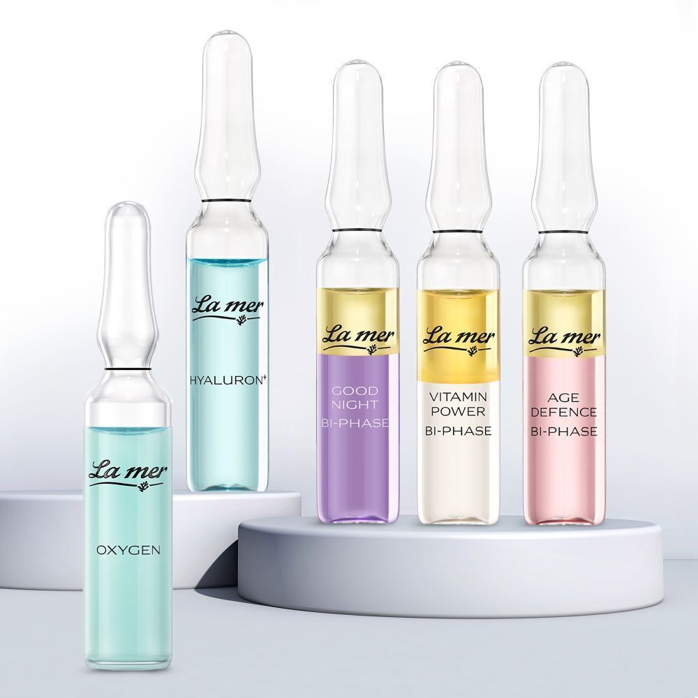 Fünf Ampullen mit verschiedenen Flüssigkeiten. Aufschrift: La mer. Produkte: HYALURON, GOOD NIGHT, VITAMIN POWER, AGE DEFENCE, OXYGEN.