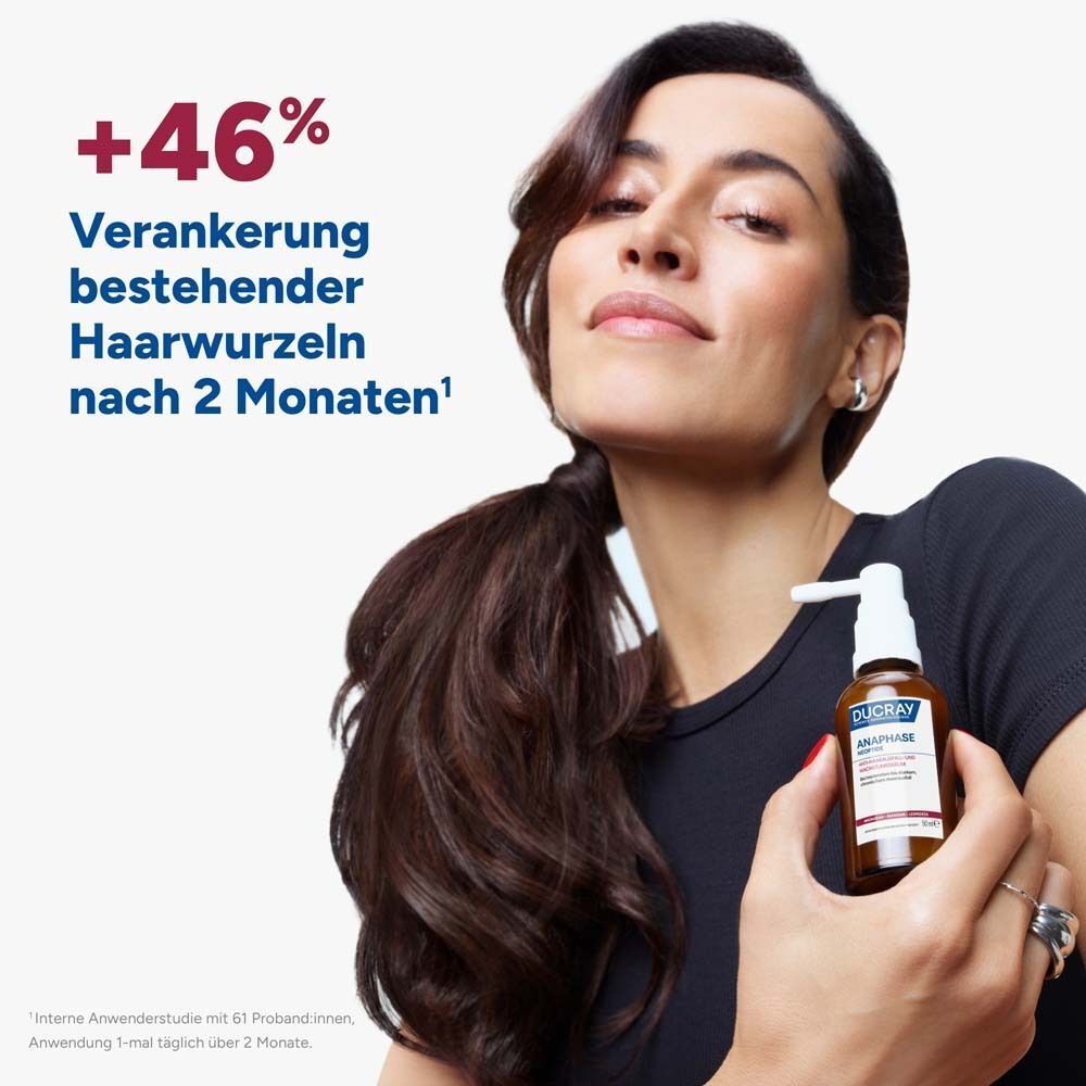 Frau hält eine Flasche. Text: +46% Verankerung bestehender Haarwurzeln nach 2 Monaten.