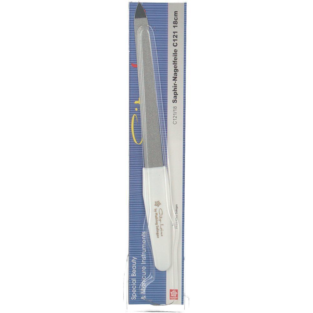Nagelfeile in Verpackung. Weißer Griff, silberne Feilfläche. Aufschrift: C121/18 18cm. Verpackung blau-weiß.