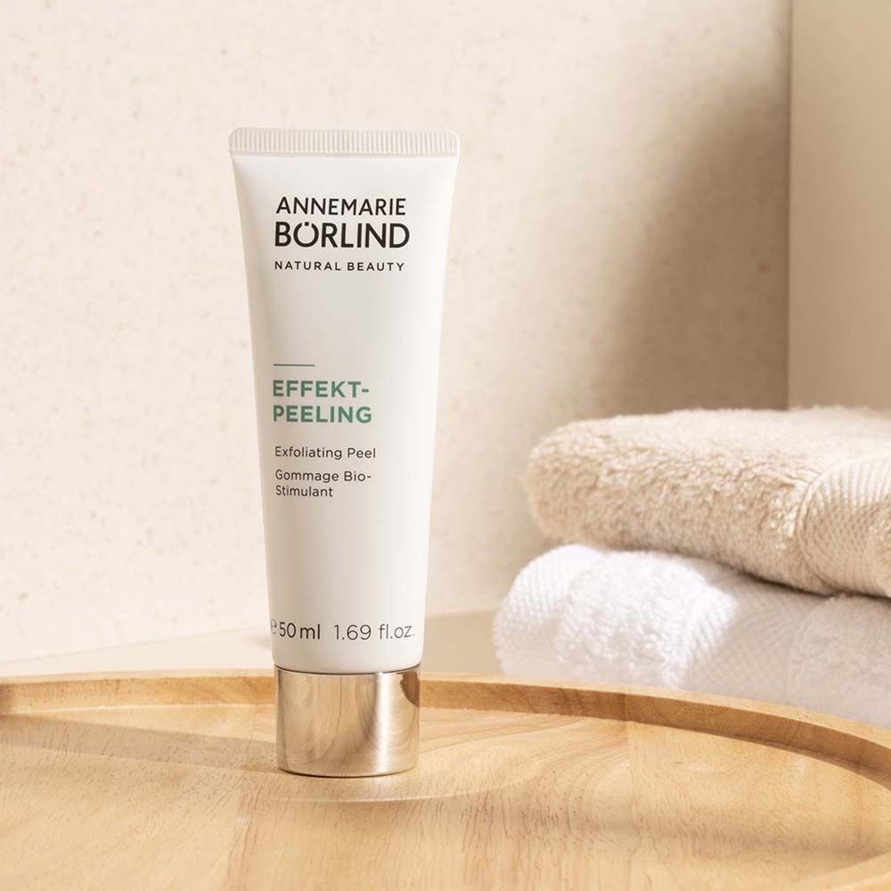 Tube ANNEMARIE BÖRLIND EFFEKT-PEELING auf einem Holztablett mit Handtüchern.