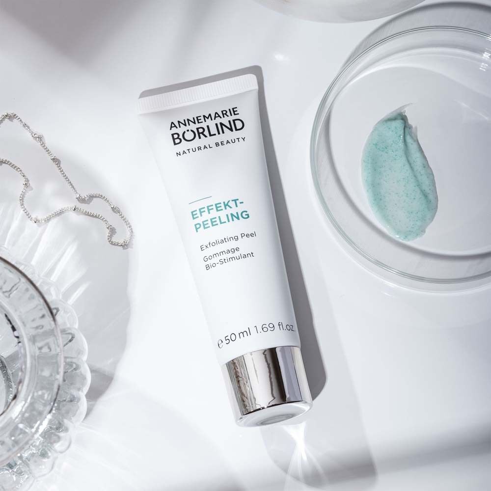Tube ANNEMARIE BÖRLIND EFFEKT-PEELING neben einem Glasbehälter mit Peeling.