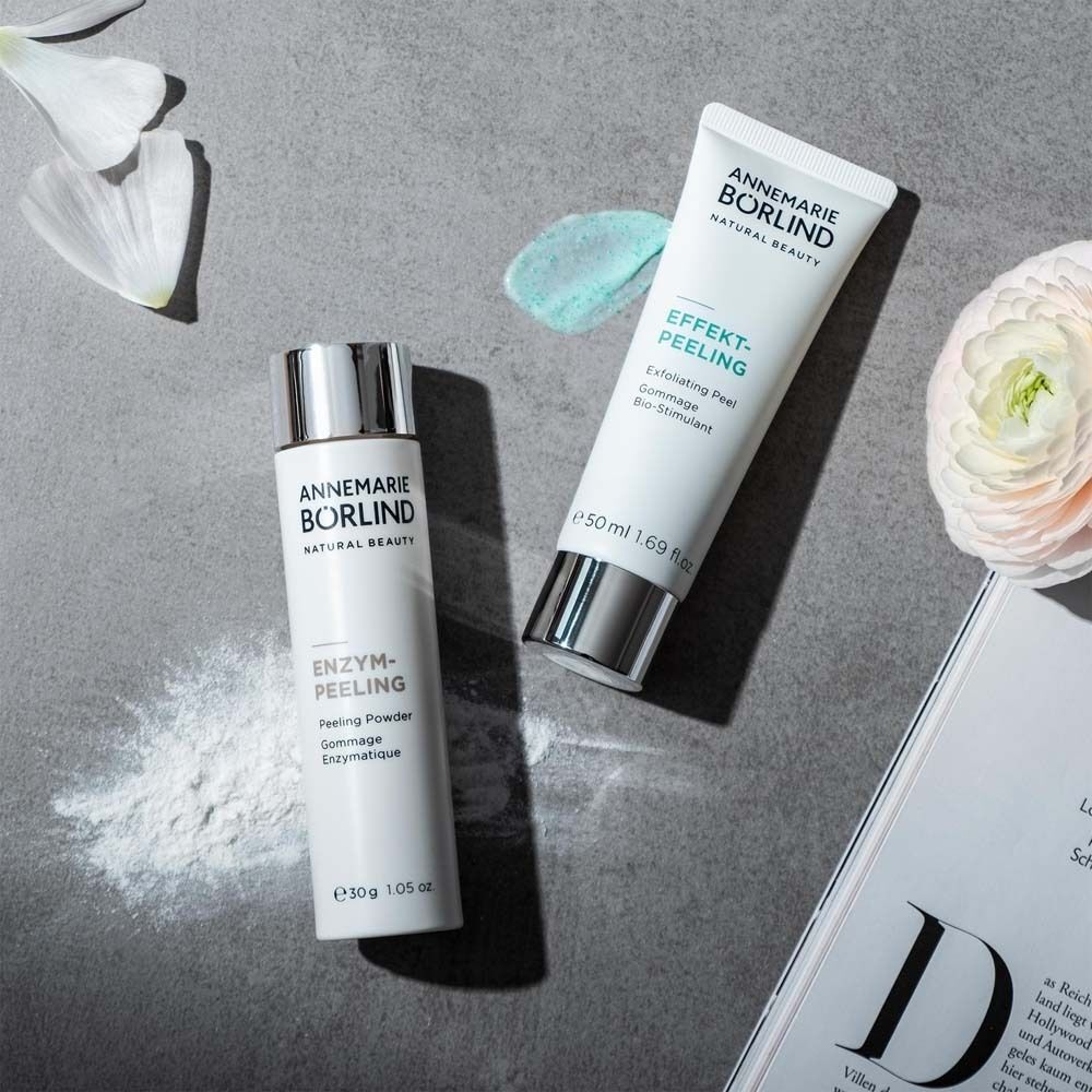 Zwei Tuben: ANNEMARIE BÖRLIND EFFEKT-PEELING und ENZYM-PEELING, daneben Pulver.