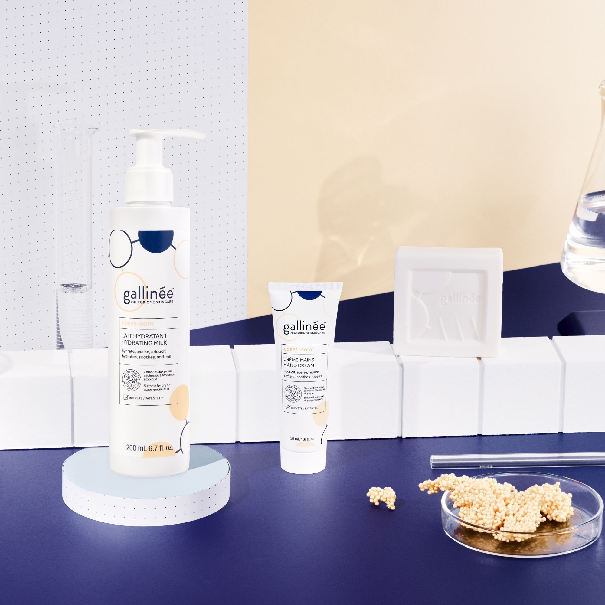 Produkt-Arrangement mit Flasche, Tube, Seife und weiteren Elementen. Aufschrift: GA BODY HYDRATING MILK.