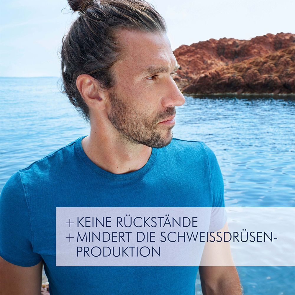 Mann mit blauem T-Shirt. Text: Keine Rückstände, mindert die Schweißdrüsenproduktion.