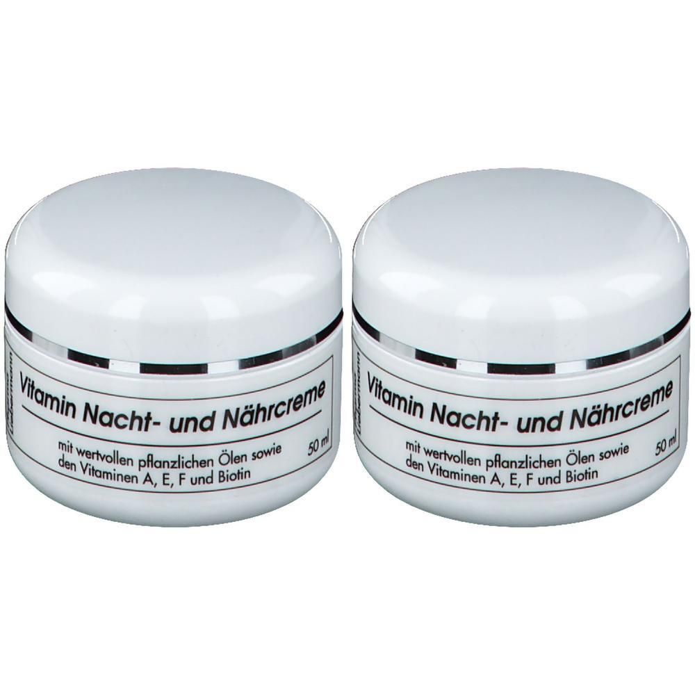 Zwei weiße Tiegel mit Deckel. Auf den Etiketten steht "Vitamin Nacht- und Nährcreme". Text: "mit wertvollen pflanzlichen Ölen sowie den Vitaminen A, E, F und Biotin".