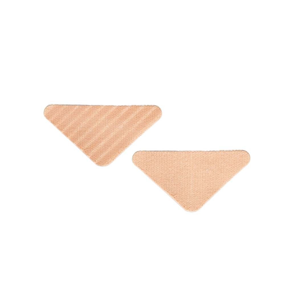 Zwei dreieckige, beige Patches. Einer hat eine geriffelte Oberfläche, der andere eine glatte Oberfläche. Nahaufnahme.
