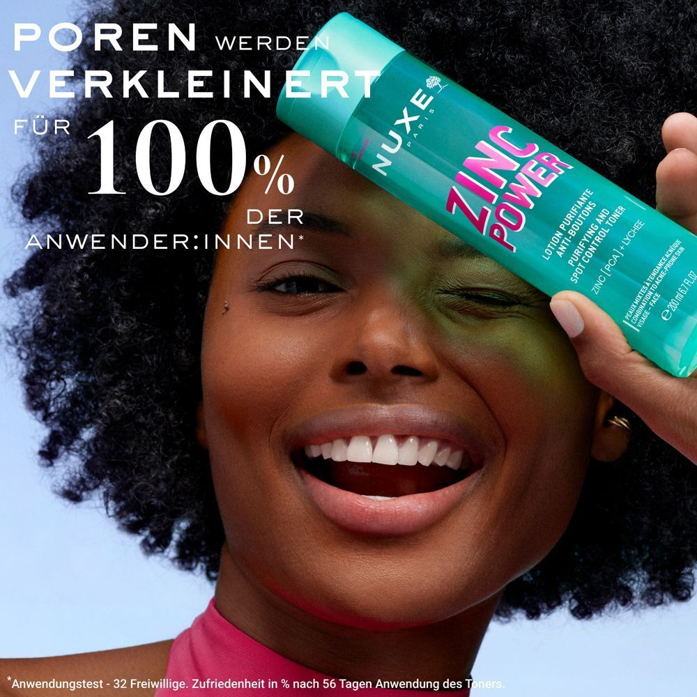 Eine Frau hält eine Flasche NUXE Zinc Power Lotion. Aufschrift: ZINC POWER. Text: Poren werden verkleinert für 100% der Anwender:innen.