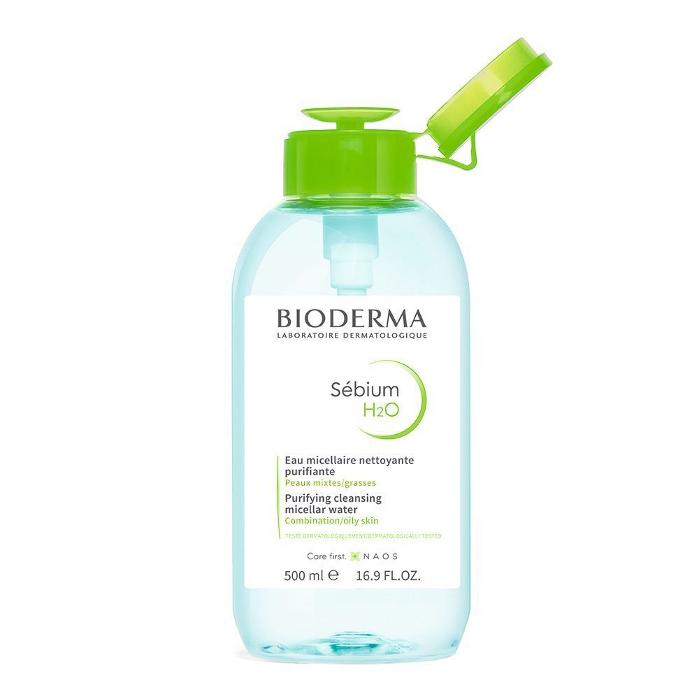 BIODERMA Sebium H2O Flasche mit geöffnetem grünem Deckel. Klare Flüssigkeit, Pumpverschluss.