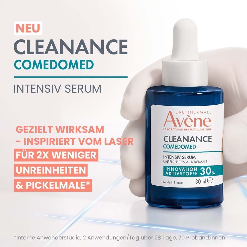 Avène Cleanance Comedomed Intensiv Serum. Blaue Glasflasche mit weißer Pipette. Text: Gezielt wirksam, 30% Aktivstoffe.
