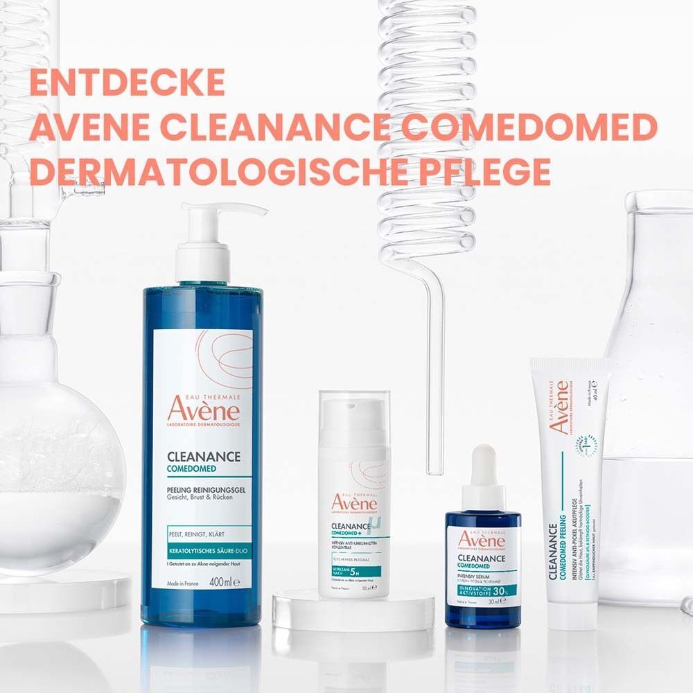 Verschiedene Avène Produkte. Flaschen, Tiegel und Tuben.  Avène Cleanance Comedomed Serum ist sichtbar.
