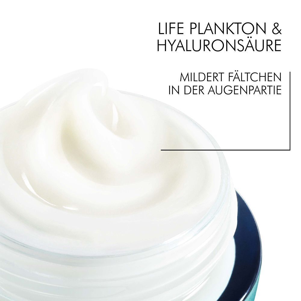 Nahaufnahme der Creme im Tiegel. Text: LIFE PLANKTON & HYALURONSÄURE. Mildert Fältchen in der Augenpartie.