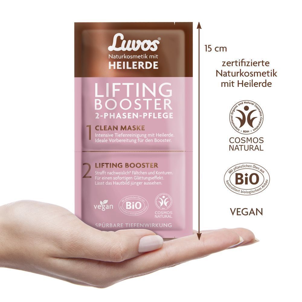 Ein Beutel in Hand gehalten. Aufschrift: Luvos Heilerde, Lifting Booster, Clean Maske, vegan, Bio-Siegel. 15 cm.