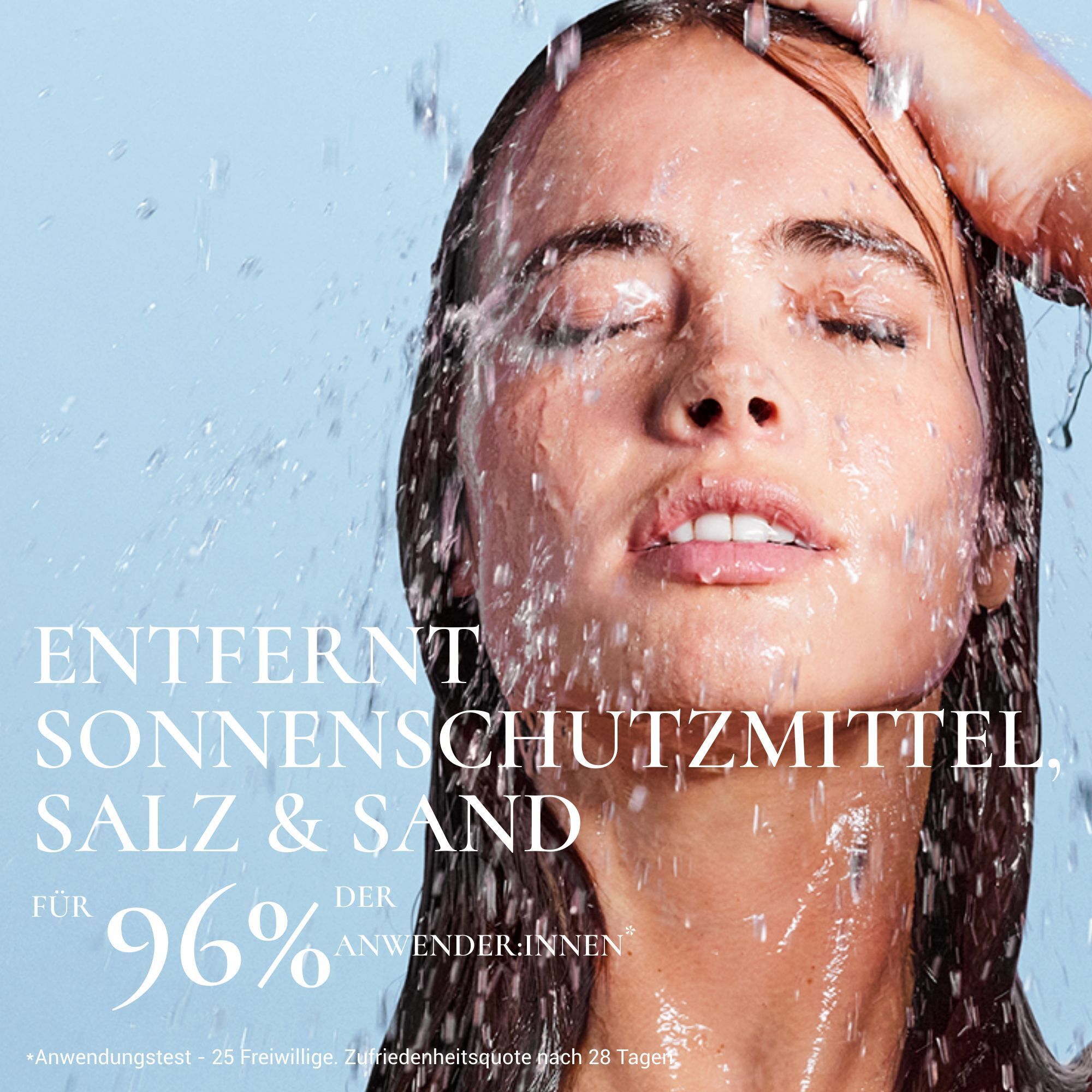 Frau unter Wasserstrahl. Text: Entfernt Sonnenschutzmittel, Salz & Sand. Für 96% der AnwenderInnen. Anwendungstest.