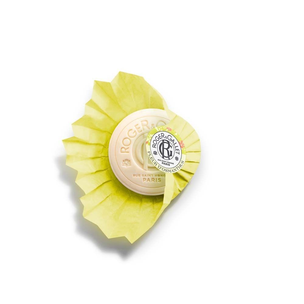 Rundes Seifenstück, gelb gefaltet, mit Logo und Schriftzug. Aufschrift: Fleur d'Osmanthus. Ansicht von oben.