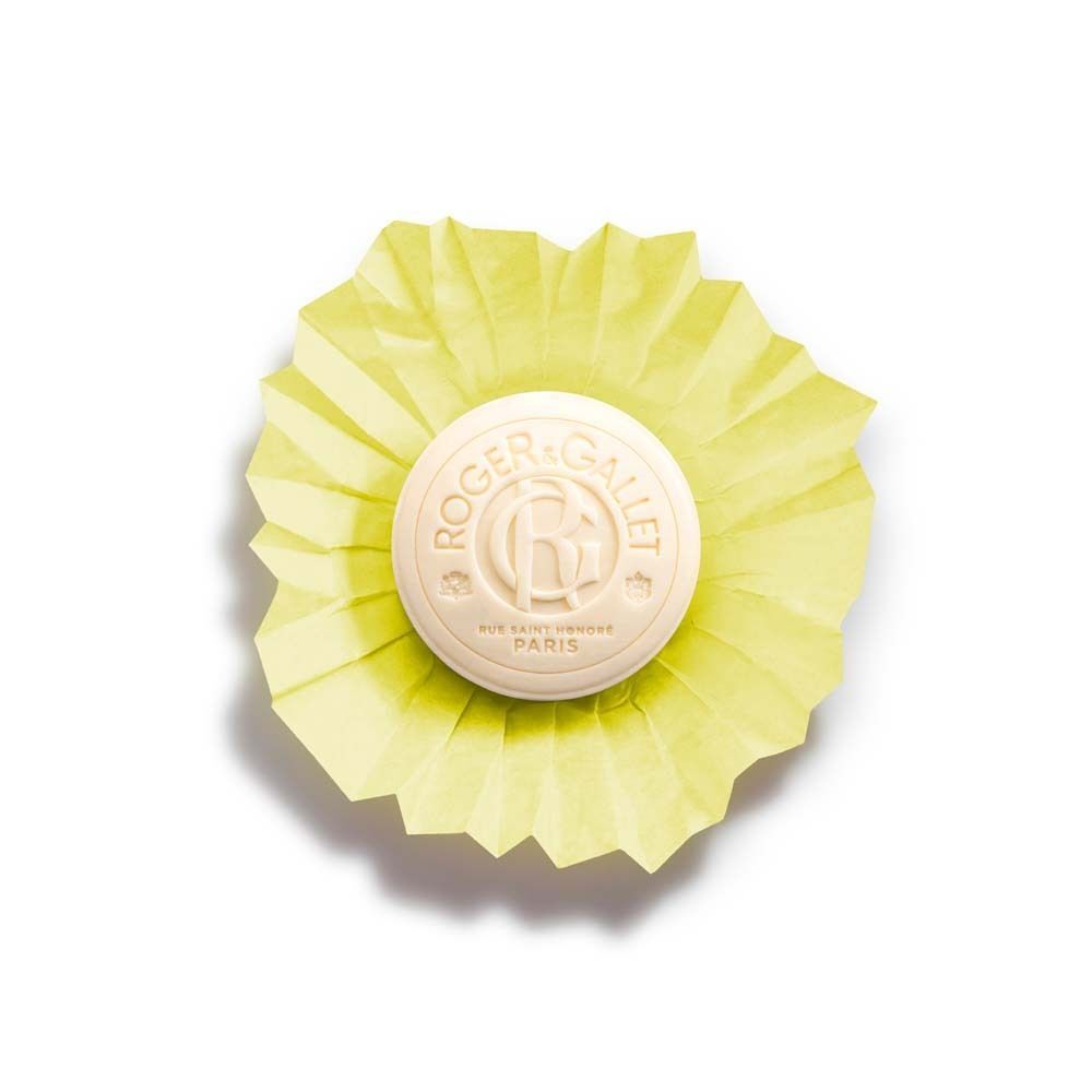Rundes Seifenstück, gelb gefaltet, mit Logo und Schriftzug. Aufschrift: Fleur d'Osmanthus. Draufsicht.