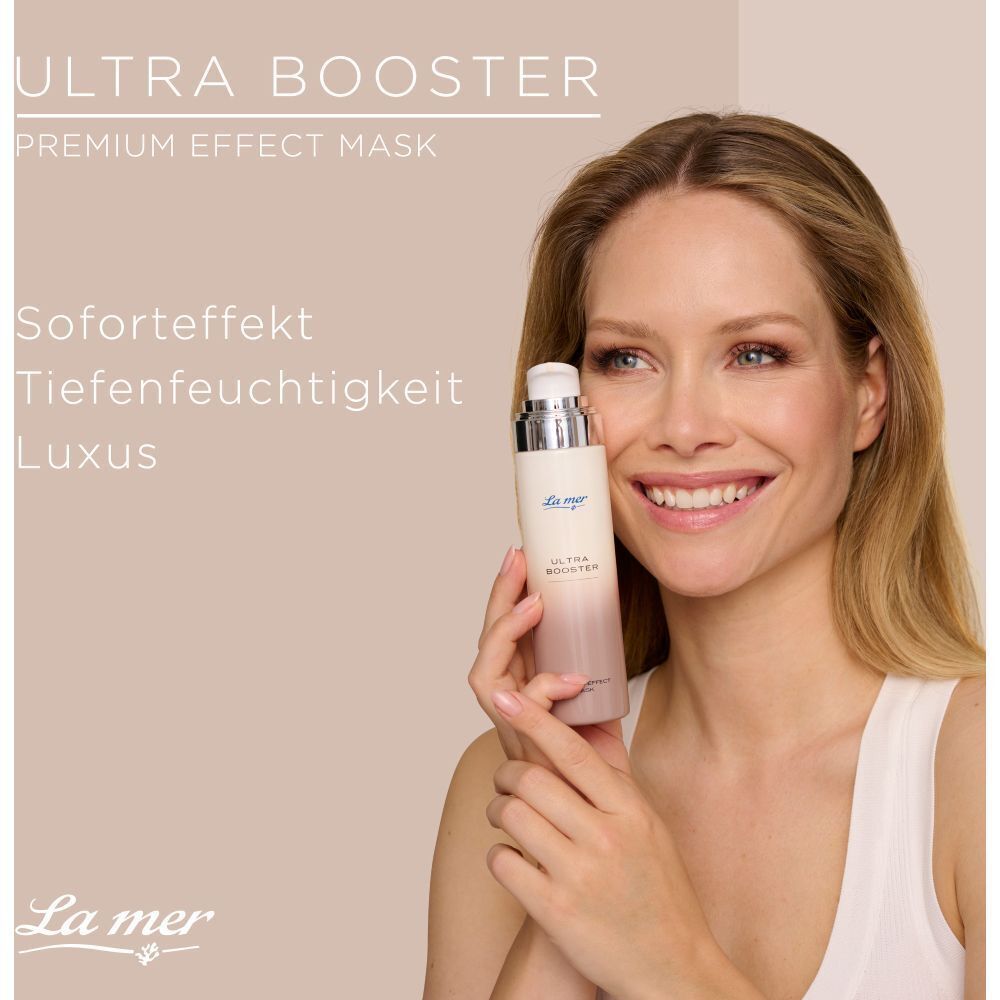 Frau hält La mer ULTRA BOOSTER. Weiße Flasche mit silbernem Pumpkopf. Text: ULTRA BOOSTER, PREMIUM EFFECT MASK. Hintergrund: Beige.
