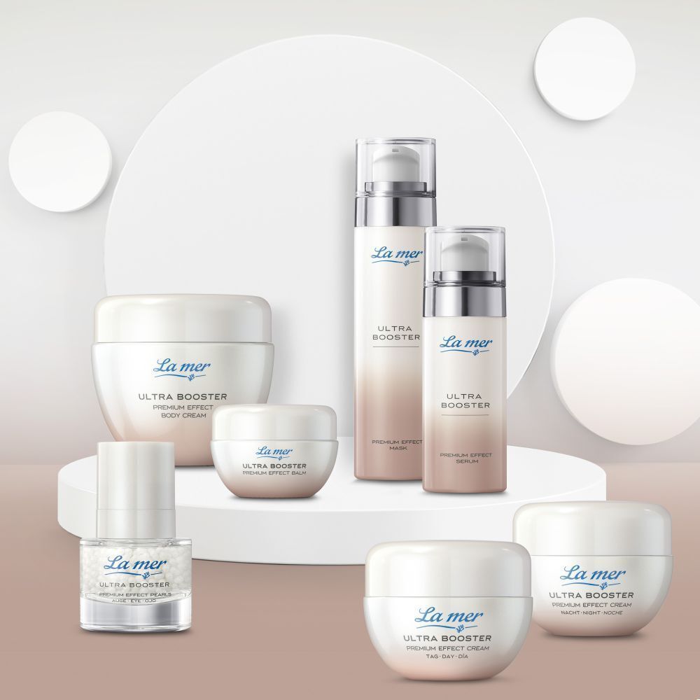Verschiedene La mer Produkte. Weiße Tiegel und Flaschen. Text: ULTRA BOOSTER, PREMIUM EFFECT MASK, Body Cream, etc.