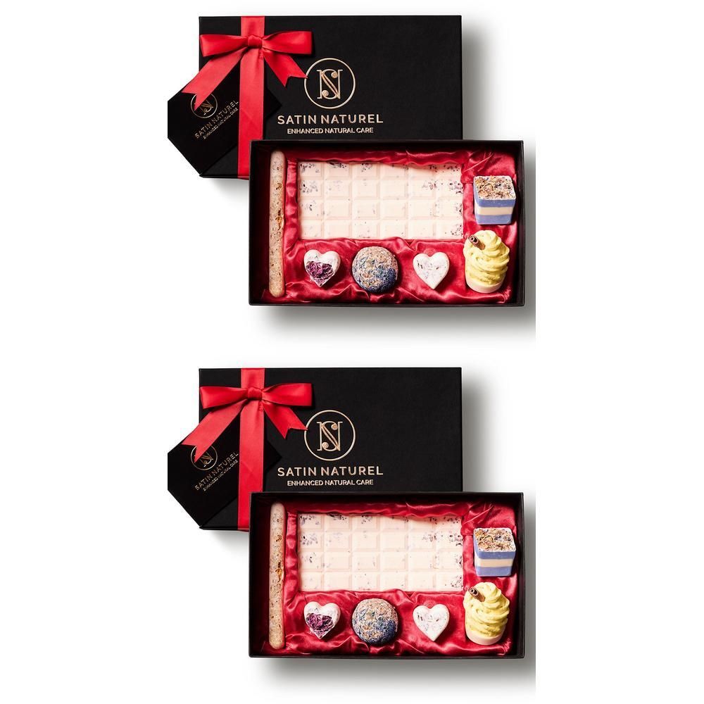 Schwarze Geschenkbox mit roter Schleife. Enthält Badepralinen in verschiedenen Formen. Logo: SATIN NATUREL. Text auf der Box.