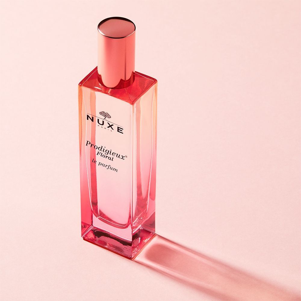 NUXE Prodigieux Floral Parfum Spray. Rechteckige Glasflasche mit rosafarbenem Farbverlauf und kupferfarbenem Verschluss. Schatten.