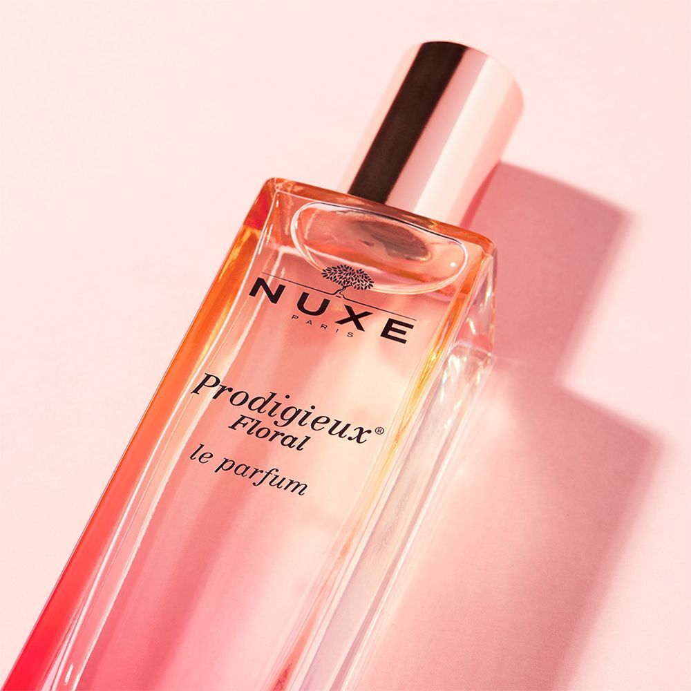 Nahaufnahme NUXE Prodigieux Floral Parfum Spray. Rechteckige Glasflasche mit rosafarbenem Farbverlauf und kupferfarbenem Verschluss.