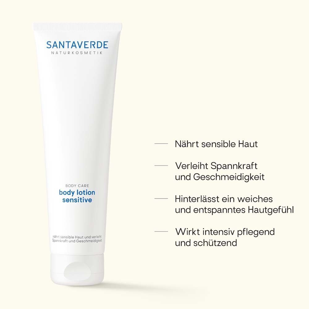 Weiße Tube SANTAVERDE Body Lotion sensitive mit Text. Blaue Schrift. Aufschrift: Body Care, sensitive. Naturkosmetik. Text: Nährt sensible Haut.