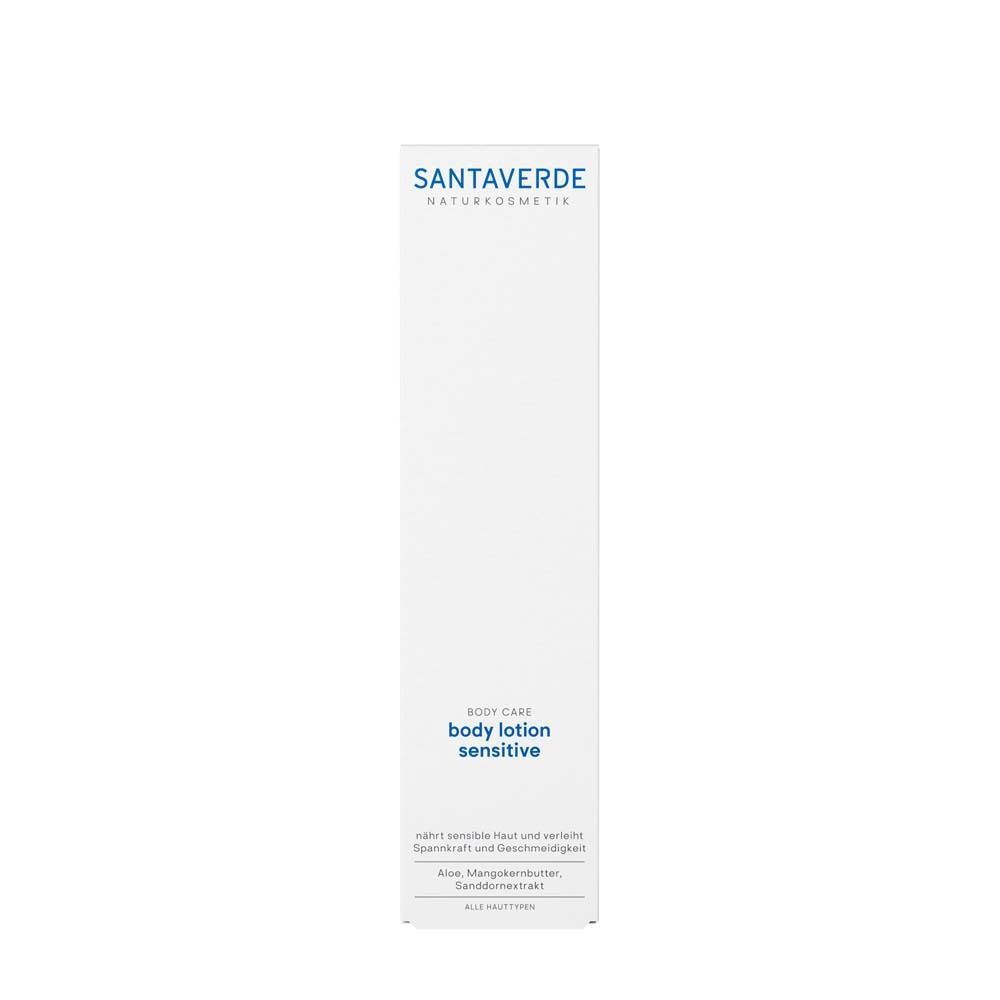 Weiße Verpackung SANTAVERDE Body Lotion sensitive. Blaue Schrift. Aufschrift: Body Care, sensitive. Naturkosmetik. Text: Für sensible Haut.