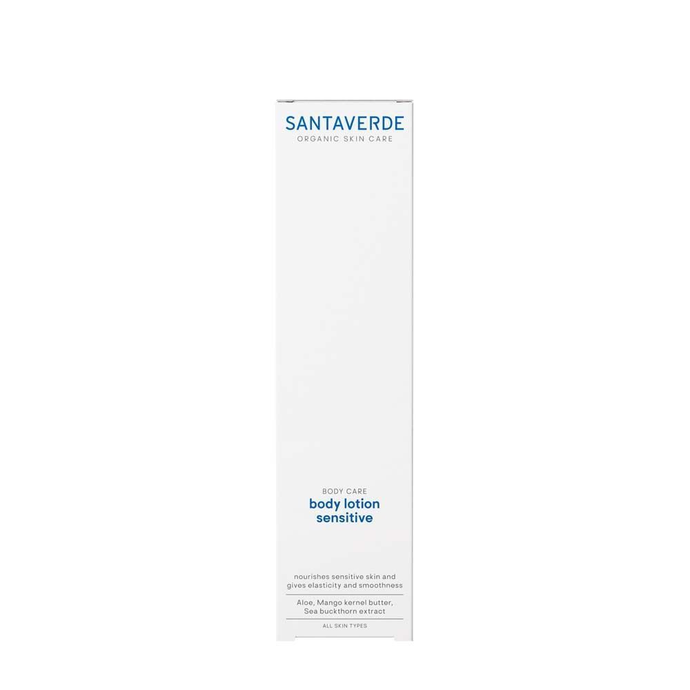 Weiße Verpackung SANTAVERDE Body Lotion sensitive. Blaue Schrift. Aufschrift: Body Care, sensitive. Organic Skin Care. Text: Für sensible Haut.