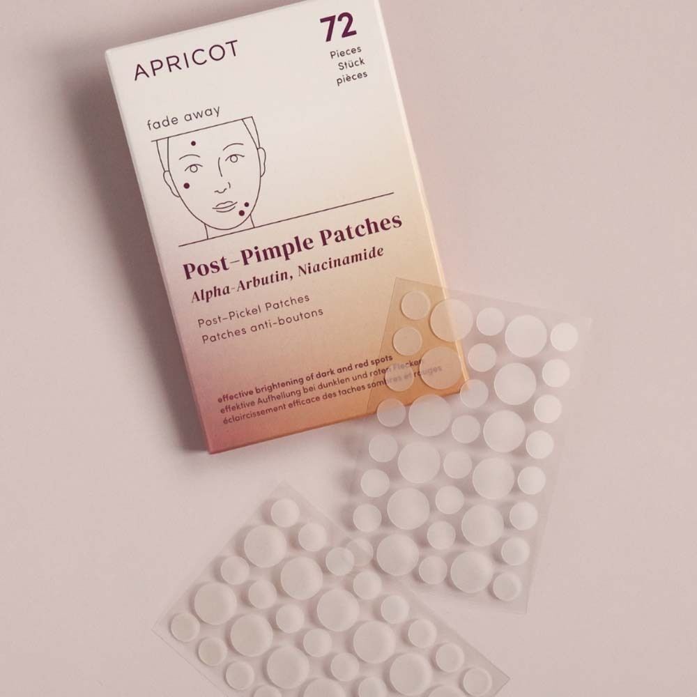 APRICOT Post-Pickel Patches Packung mit 72 Stück und zwei Blättern mit transparenten Patches.