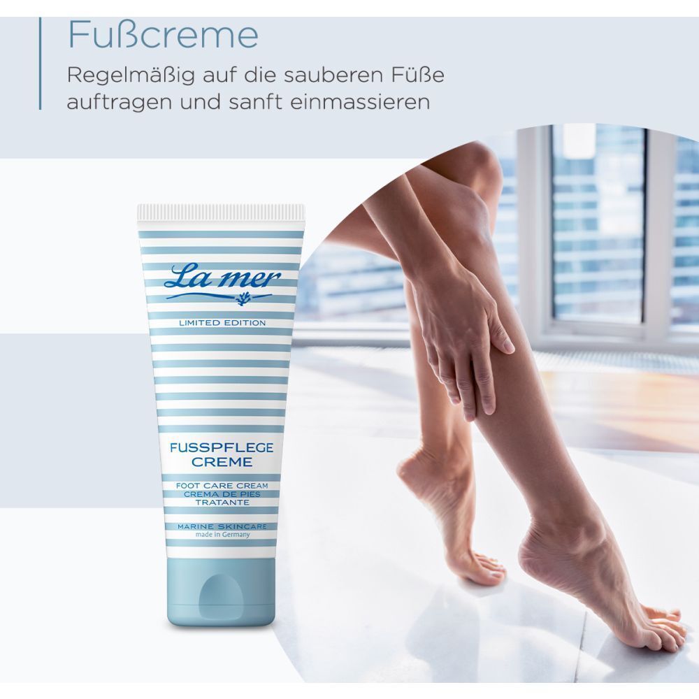 Fußpflegecreme-Tube neben Füßen. Text: La mer, LIMITED EDITION, FUSSPFLEGE CREME, FOOT CARE CREAM, MARINE SKINCARE. Füße werden eingecremt.