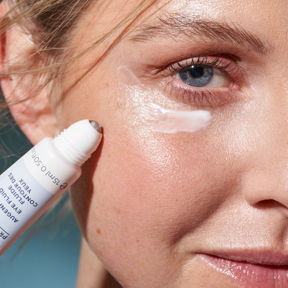 Anwendung von DADO SENS PROBALANCE Augenfluid mit Roll-On Applikator auf der Haut neben dem Auge.