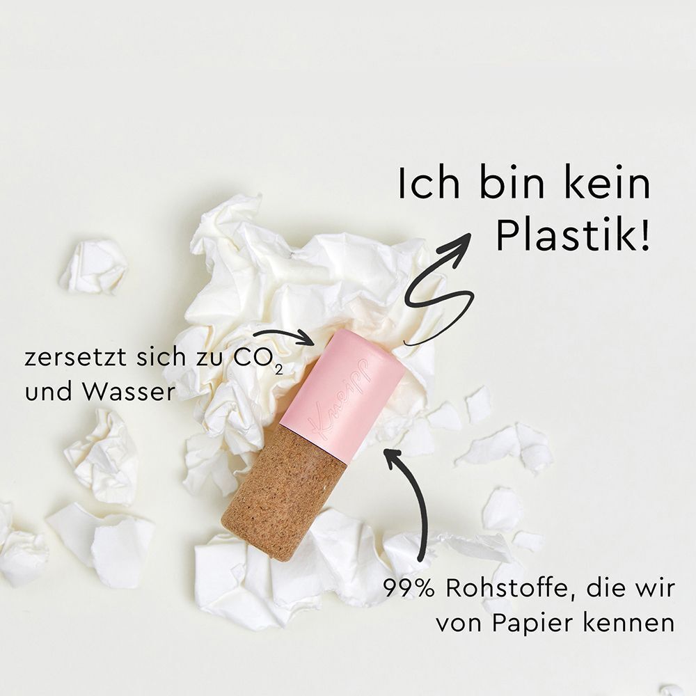 Lippenpflegestift und Papierfetzen. Text: Ich bin kein Plastik! Zersetzt sich zu CO2 und Wasser. 99% Rohstoffe von Papier.