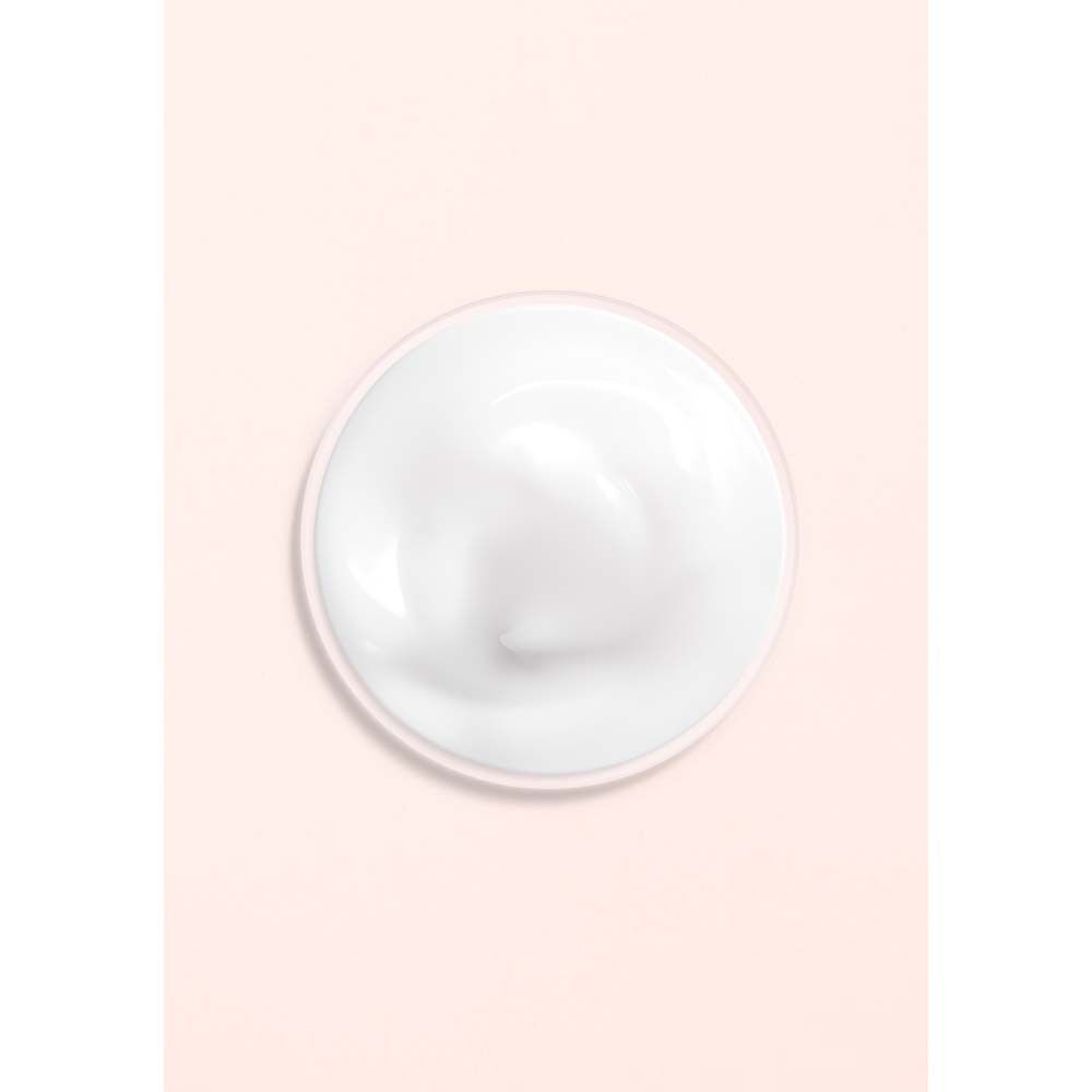 Draufsicht auf eine weiße Creme auf rosa Hintergrund. Creme in einem Kreis angeordnet.