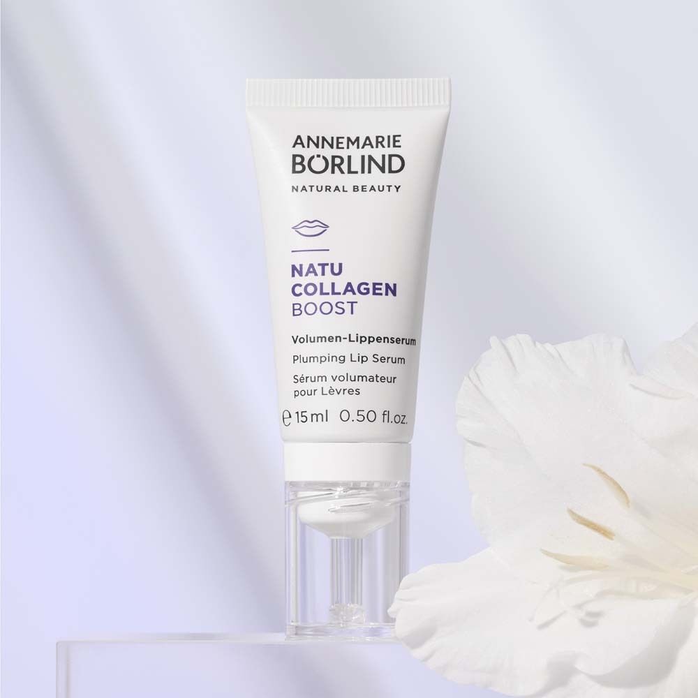Eine Tube ANNEMARIE BÖRLIND Natu Collagen Boost Volumen-Lippenserum auf einem Podest.