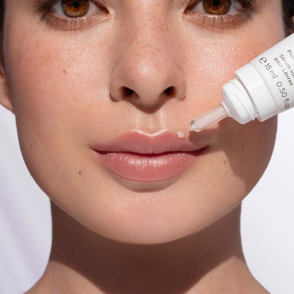 Nahaufnahme: Ein Tropfen ANNEMARIE BÖRLIND Natu Collagen Boost Volumen-Lippenserum wird auf die Lippen aufgetragen.