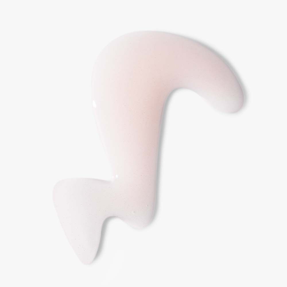 Ein geschwungener Tropfen ANNEMARIE BÖRLIND Natu Collagen Boost Volumen-Lippenserum auf weißem Hintergrund.