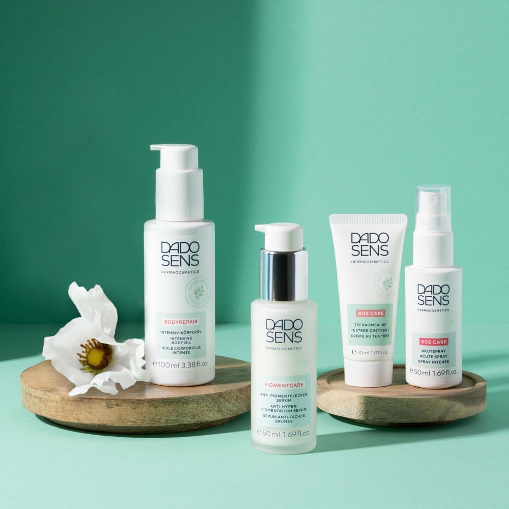 Vier DADO SENS Hautpflegeprodukte, darunter Akutspray und Akutcreme.