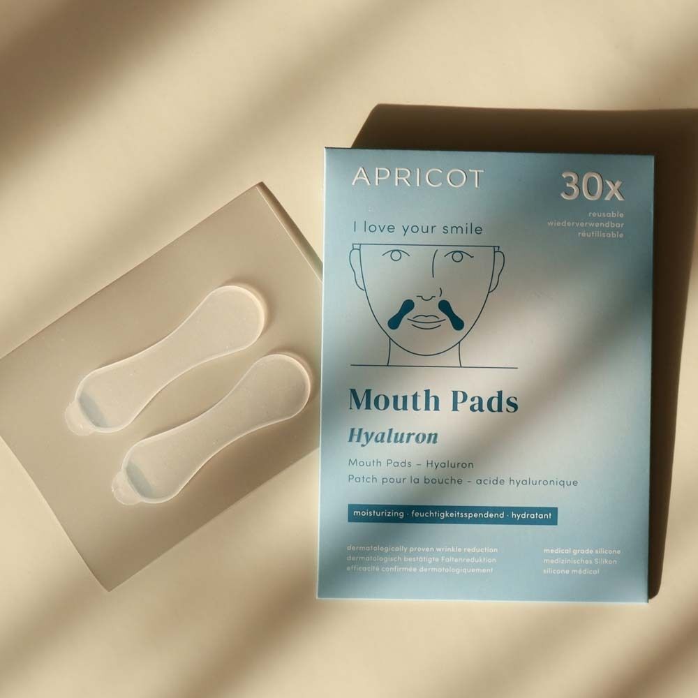 Verpackung mit APRICOT Mouth Pads Hyaluron und zwei Pads. Aufdruck: 30 Stück. Text: moisturizing, feuchtigkeitsspendend, hydratant.