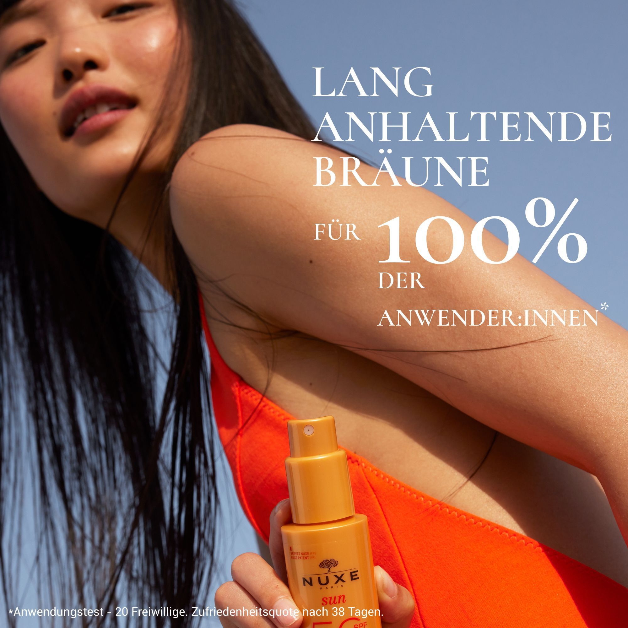 Frau mit rotem Badeanzug hält eine Sonnencreme-Flasche. Text: Lang anhaltende Bräune für 100% der Anwender:innen.