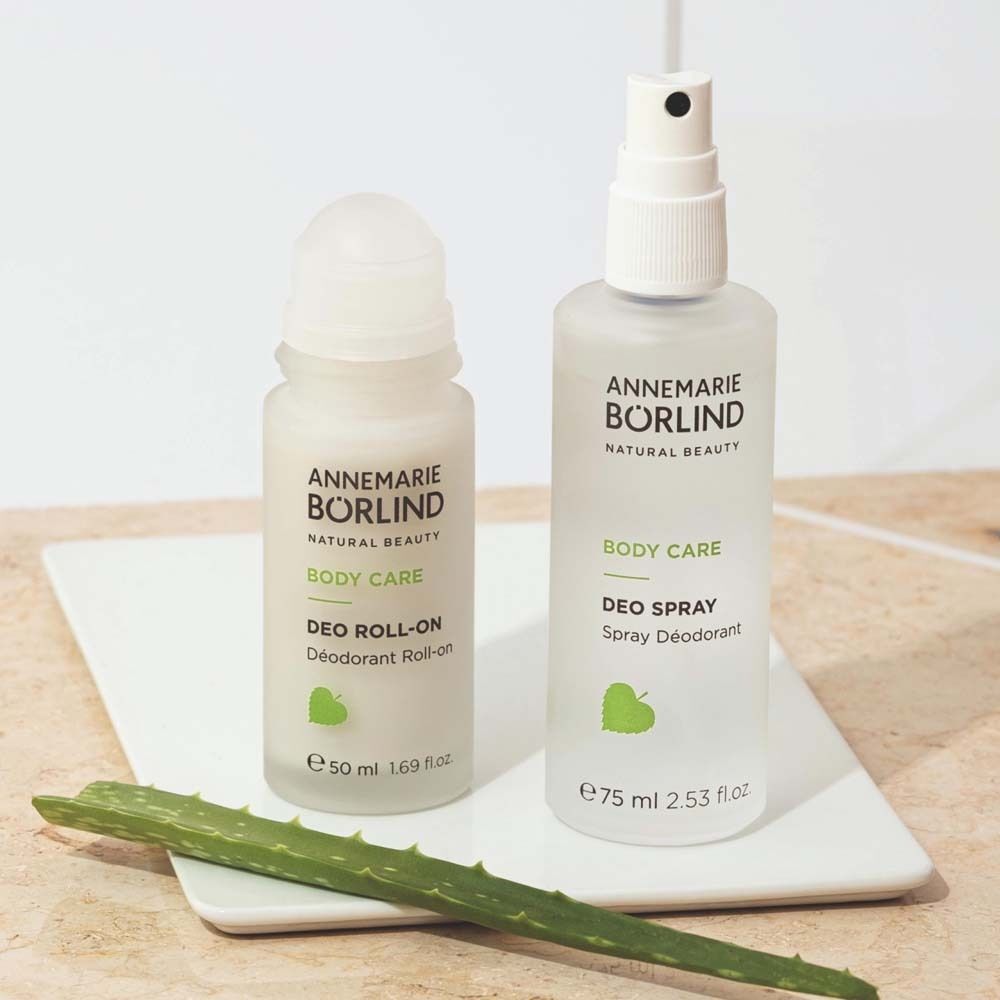 Ein ANNEMARIE BÖRLIND BODY CARE Deo Roll-on und ein Deo Spray.