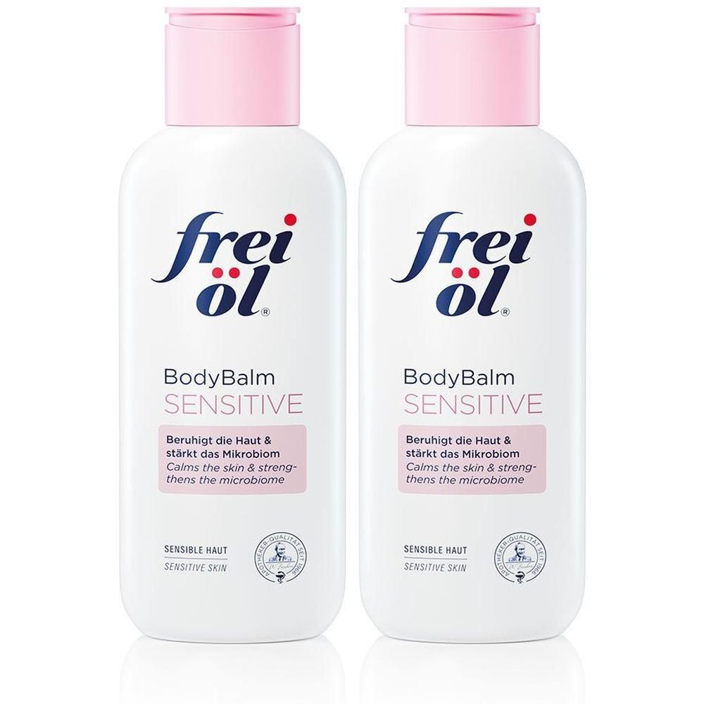Zwei weiße Flaschen frei öl® BodyBalm Sensitive mit rosa Deckel. Aufschrift: frei öl, BodyBalm Sensitive, beruhigt die Haut & stärkt das Mikrobiom.