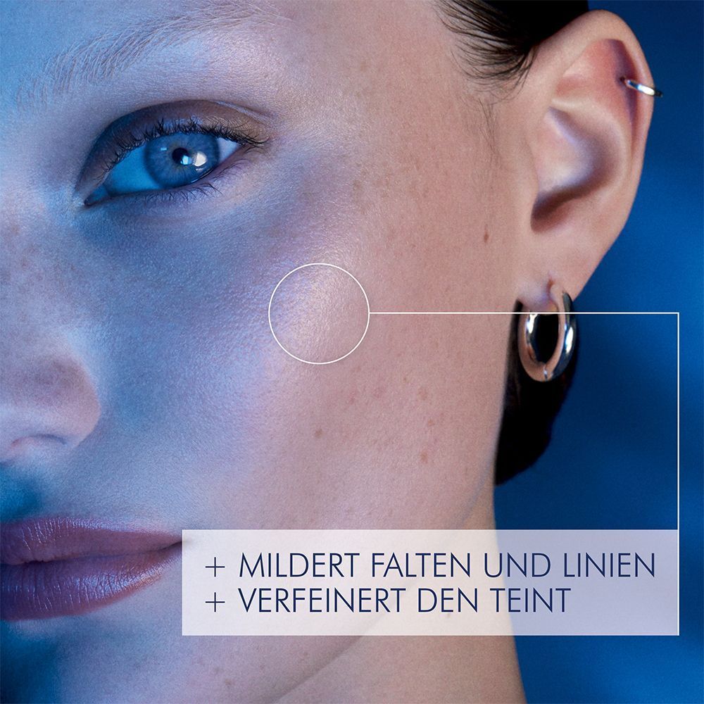 Nahaufnahme eines Gesichts. Text: + mildert Falten und Linien + verfeinert den Teint.