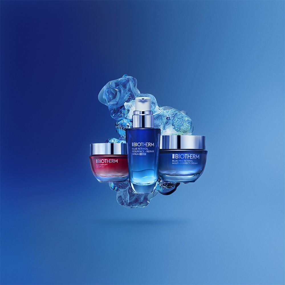 Drei BIOTHERM Produkte: Serum, Creme und Creme. Blaue Flaschen und Tiegel.