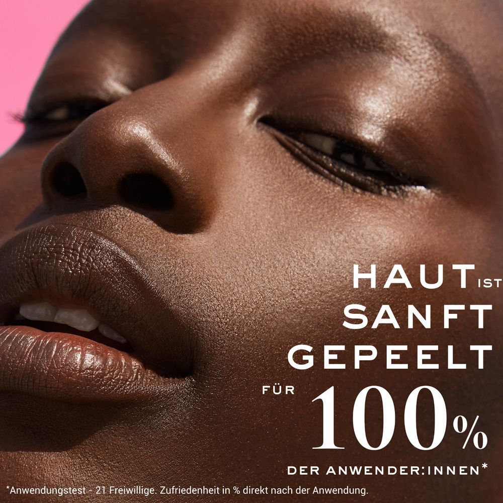 Nahaufnahme eines Gesichts. Text: Haut ist sanft gepeelt für 100% der Anwender:innen. Anwendungstest - 21 Freiwillige. Zufriedenheit in % direkt nach der Anwendung.