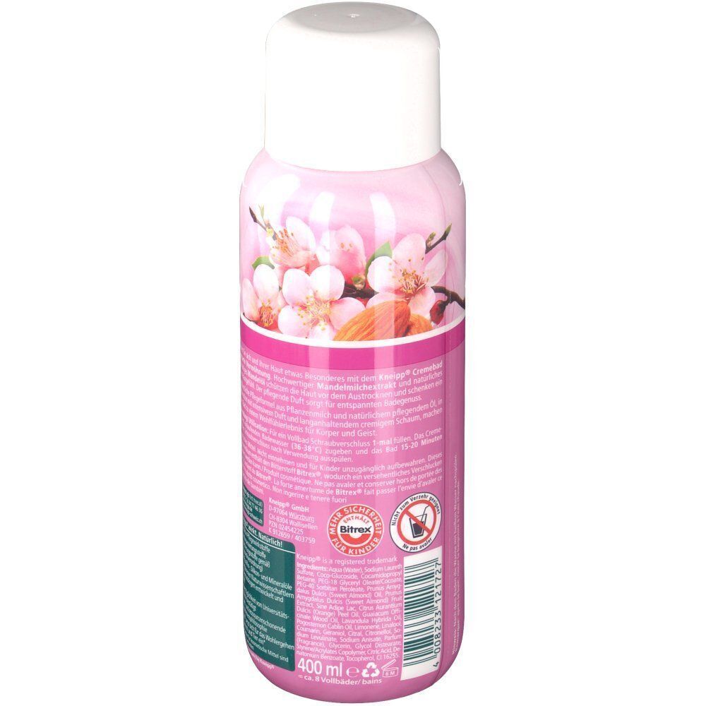 Rückseite einer rosa Flasche Cremebad mit weißem Deckel. Blüten-Design. Text: Kneipp, Inhaltsstoffe, Warnhinweise, Recycling-Logo.