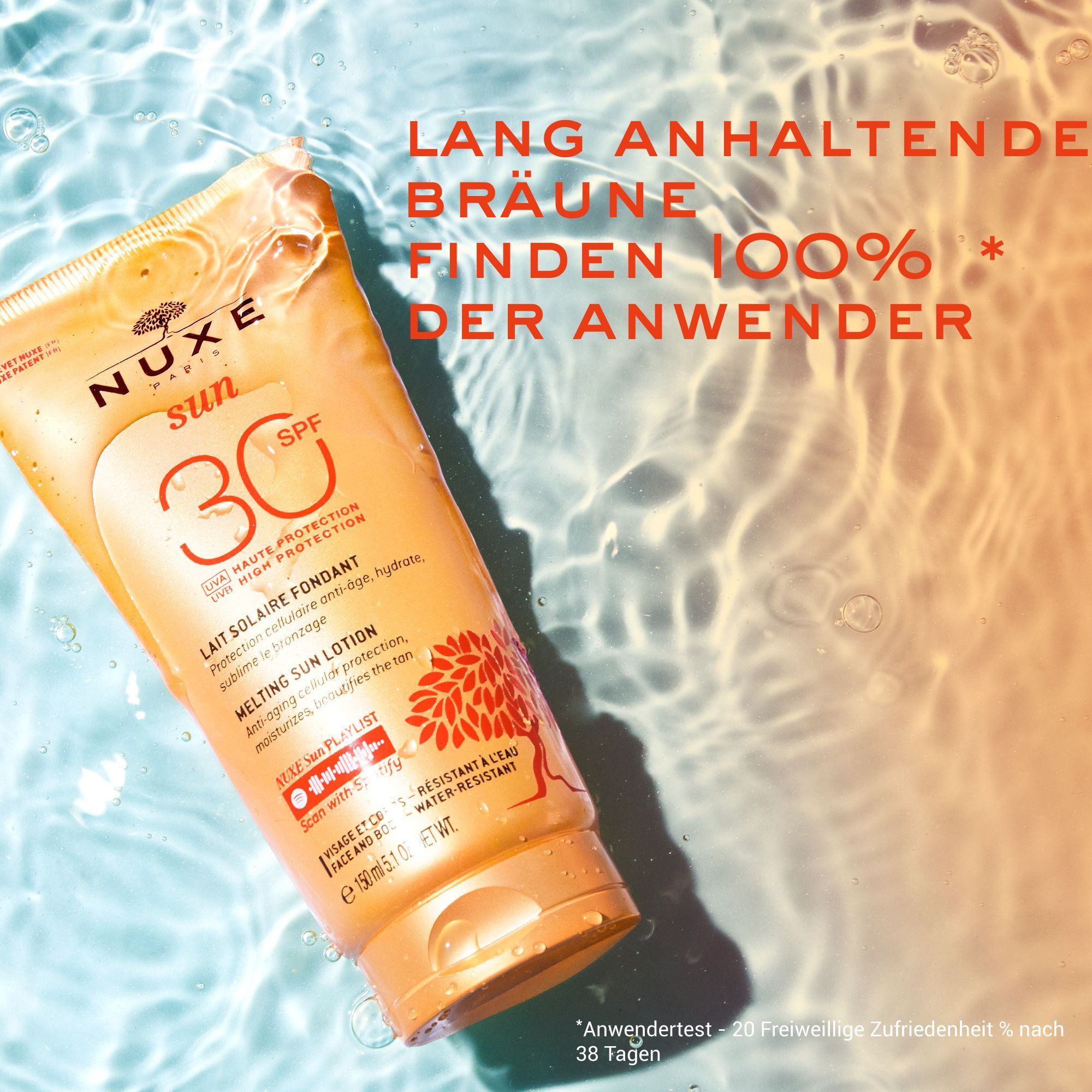 Sonnenmilch-Tube im Wasser. Aufschrift: NUXE Sun, SPF 30, Lait Solaire Fondant. Text: LANG ANHALTENDE BRÄUNE.