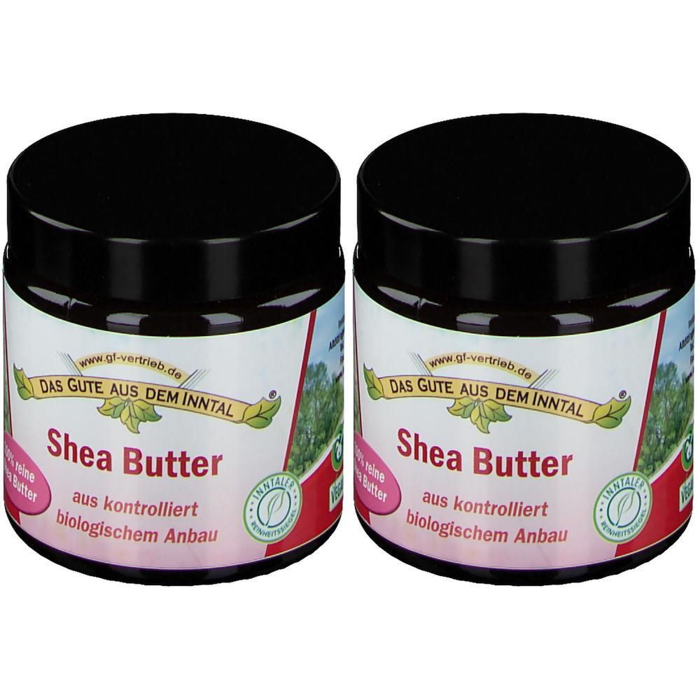 Zwei Gläser Shea Butter mit schwarzem Deckel. Aufschrift: Shea Butter aus kontrolliert biologischem Anbau. Siegel.
