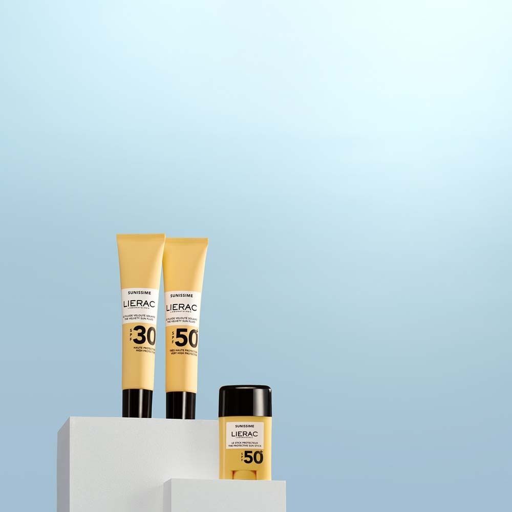Drei LIERAC Produkte auf Podest. Zwei Tuben mit SPF 30 und 50, eine Stick mit SPF 50.
