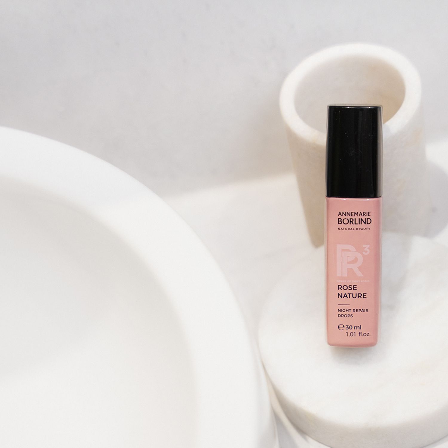 Eine Flasche ANNEMARIE BÖRLIND Rose Nature Night Repair Drops in einer Badezimmerumgebung.