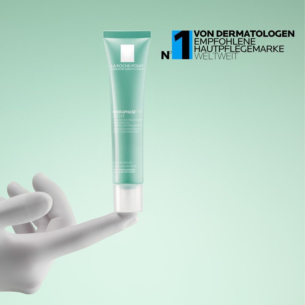 La Roche-Posay Hydraphase HA Leicht Tube, gehalten von einer Hand, Dermatologen-Empfehlung.
